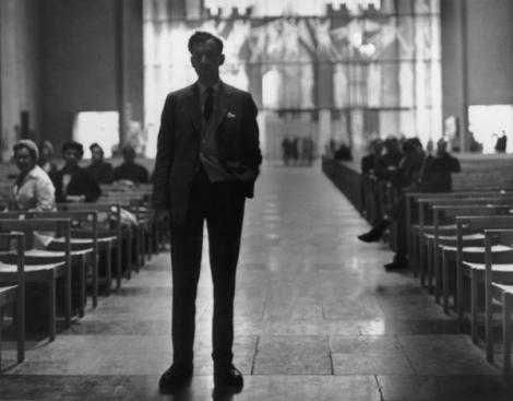 בנג׳מין בריטן במהלך החזרות לבכורת ׳רקוויאם המלחמה׳, בקתדרלה של קובנטרי, 1962.
